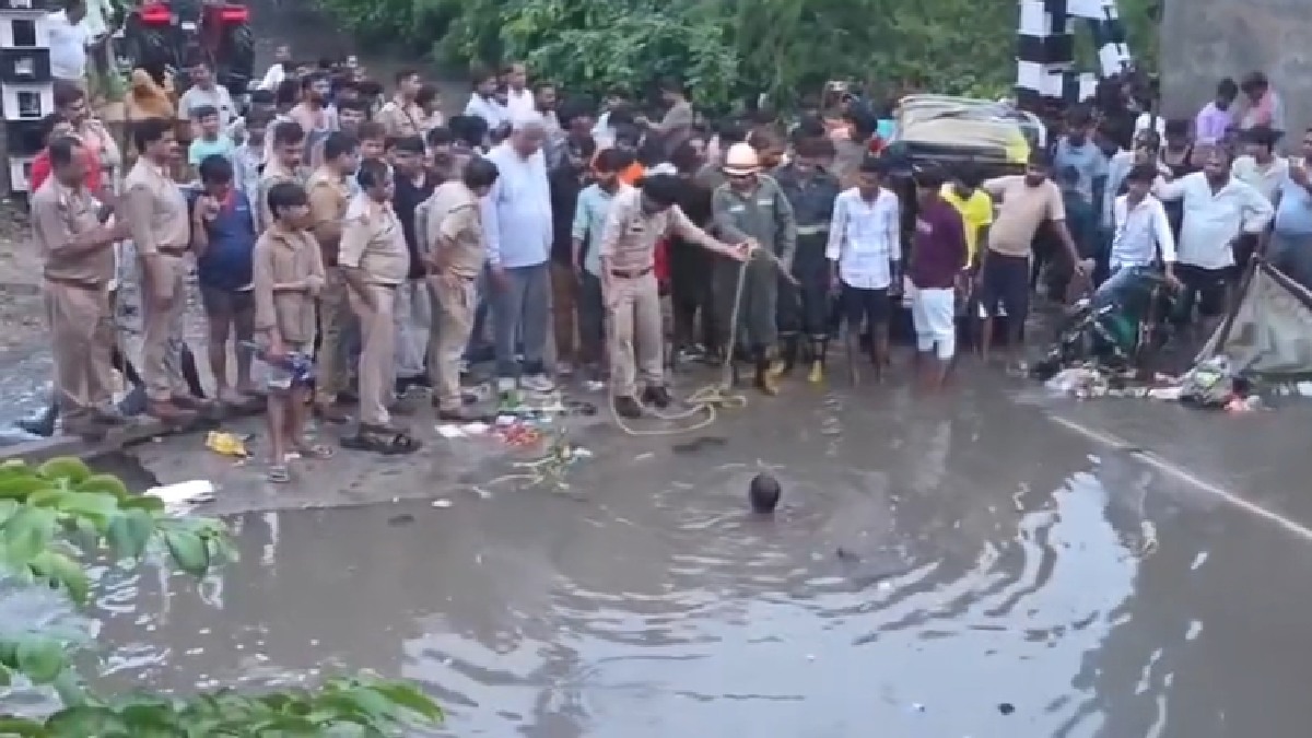 आगरा में बारिश के बीच बड़ा हादसा, 15-20 फीट गहरे गड्ढे में समाया सवारियों से भरा टेंपो